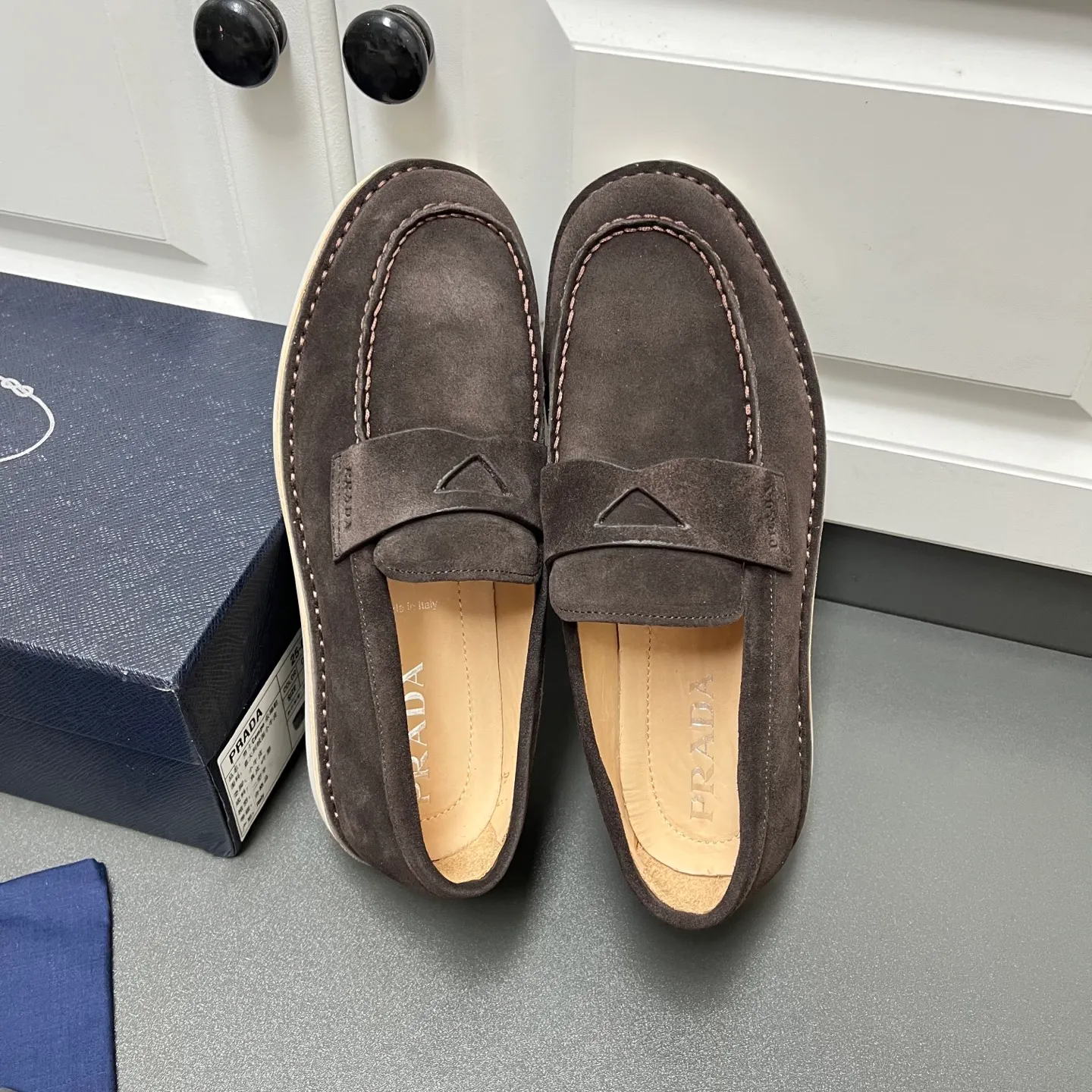 💰840 Prada men’s new suede leather loafers. Made of flocked cow second-layer leather, they combine classic design with handmade details, blending sophistication with casual comfort. Hot-stamped logo on the outside, topstitched seams on the skirt, 1.5cm white rubber sole with leather welt, dyed calfskin lining, silver-labeled cowhide feet, simple and elegant style, comes with a full set of original packaging dust bag! C leather shoe size: 39/40/41/42/43/44 brown color welcome to order